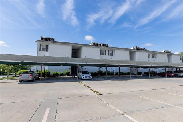 6834 N Olive Street, Gladstone, MO 64118