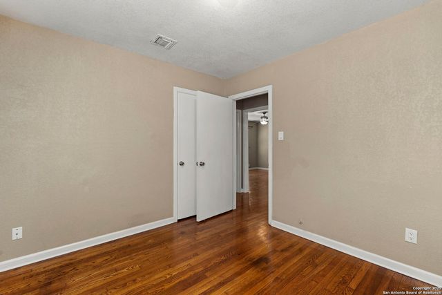 502 Brookview Dr, San Antonio, TX 78213