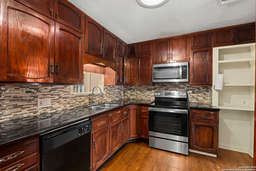 502 Brookview Dr, San Antonio, TX 78213