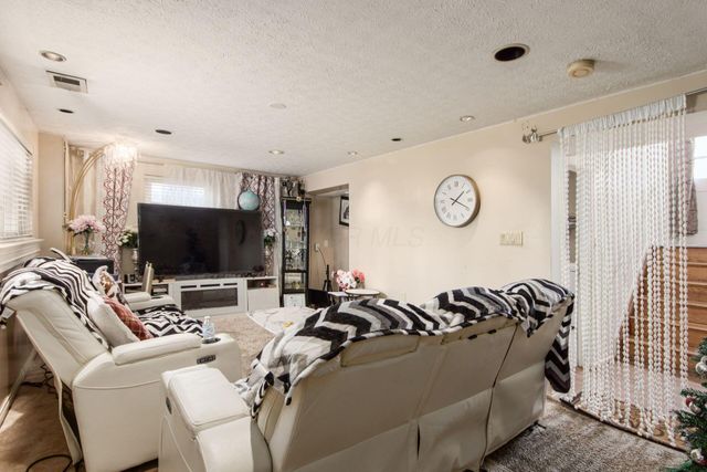 6677 Red Coach Lane, Reynoldsburg, OH 43068