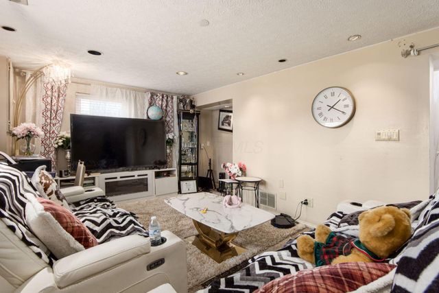 6677 Red Coach Lane, Reynoldsburg, OH 43068