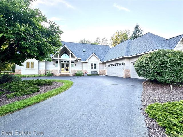 716 Bristol Lane, Orion Twp, MI 48348
