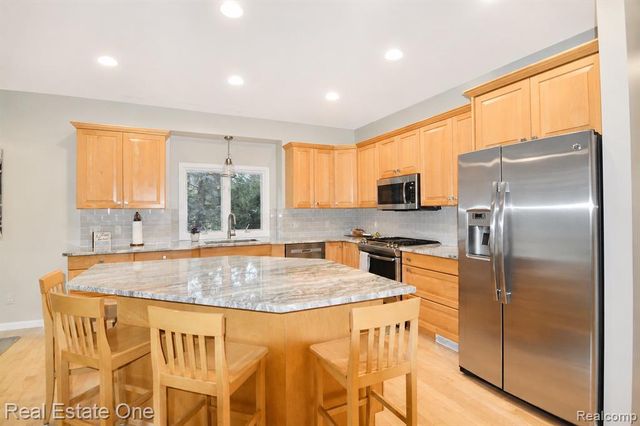 716 Bristol Lane, Orion Twp, MI 48348