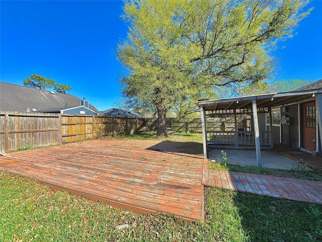 15807 Pilgrim Hall Drive, Friendswood, TX 77546