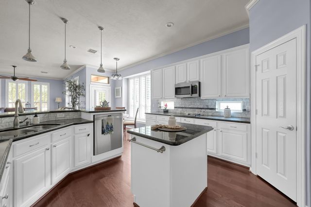 35 E Bellmeade Place, The Woodlands, TX 77382