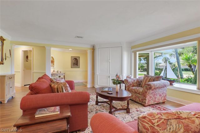 318 Burning Tree DR, Naples, FL 34105