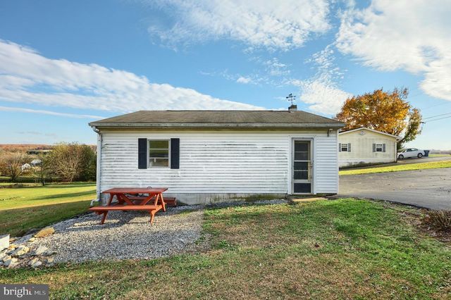 2121 STAUFFER RD, Seven Valleys, PA 17360