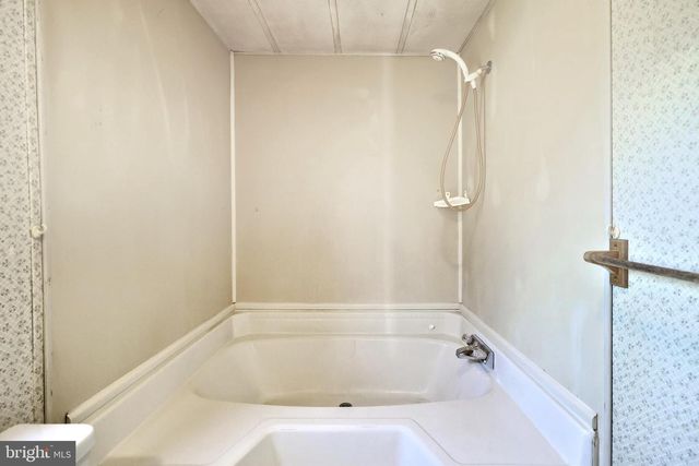 2121 STAUFFER RD, Seven Valleys, PA 17360