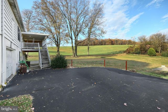 2121 STAUFFER RD, Seven Valleys, PA 17360