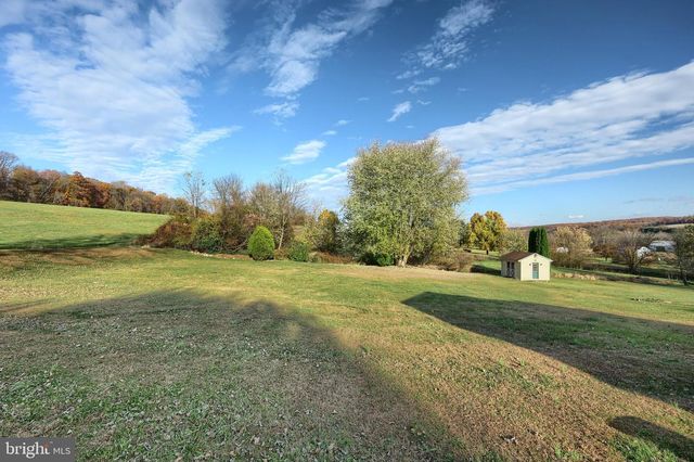 2121 STAUFFER RD, Seven Valleys, PA 17360