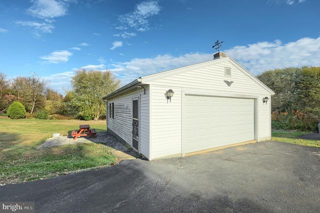 2121 STAUFFER RD, Seven Valleys, PA 17360