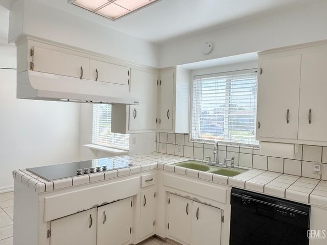 1316 Emery Avenue, Bakersfield, CA 93304