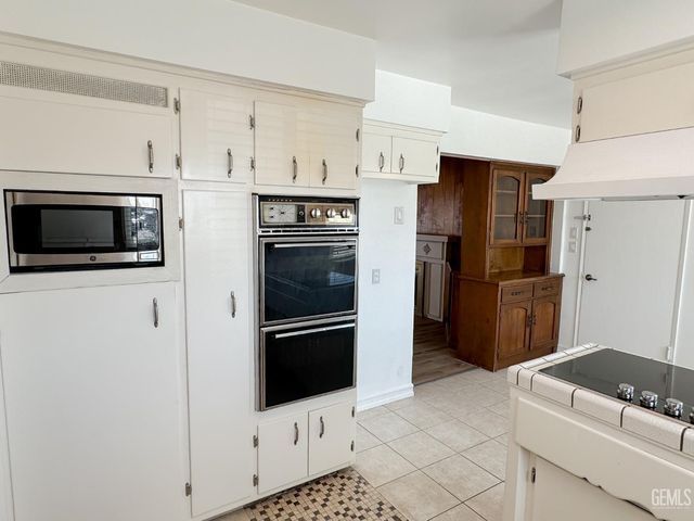 1316 Emery Avenue, Bakersfield, CA 93304