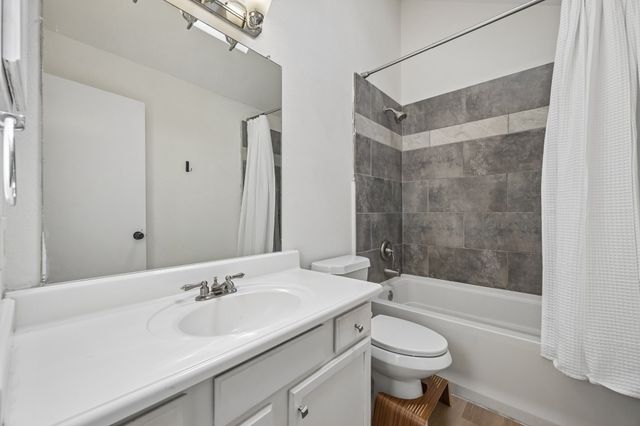 924 Ramblewood Drive, Lewisville, TX 75067