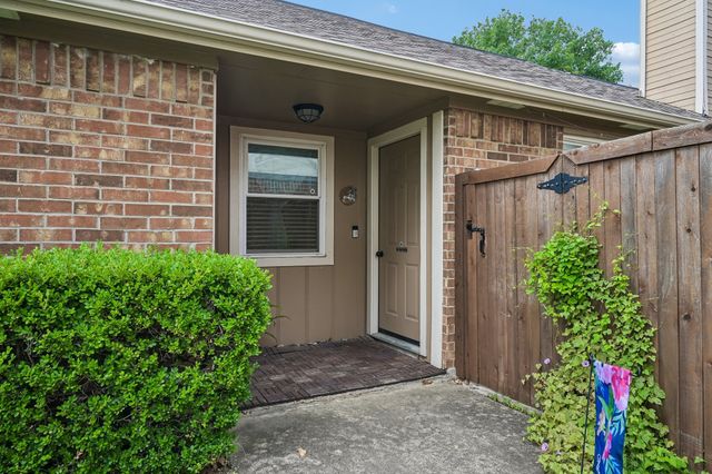 924 Ramblewood Drive, Lewisville, TX 75067