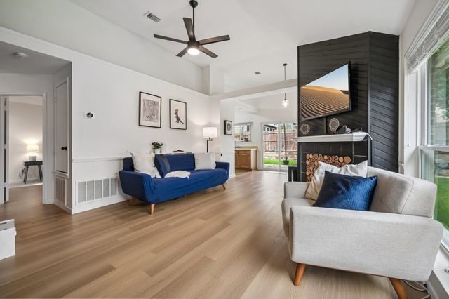 924 Ramblewood Drive, Lewisville, TX 75067