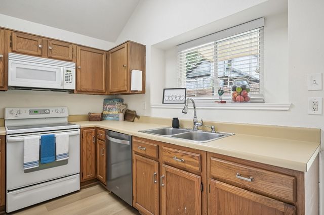 924 Ramblewood Drive, Lewisville, TX 75067