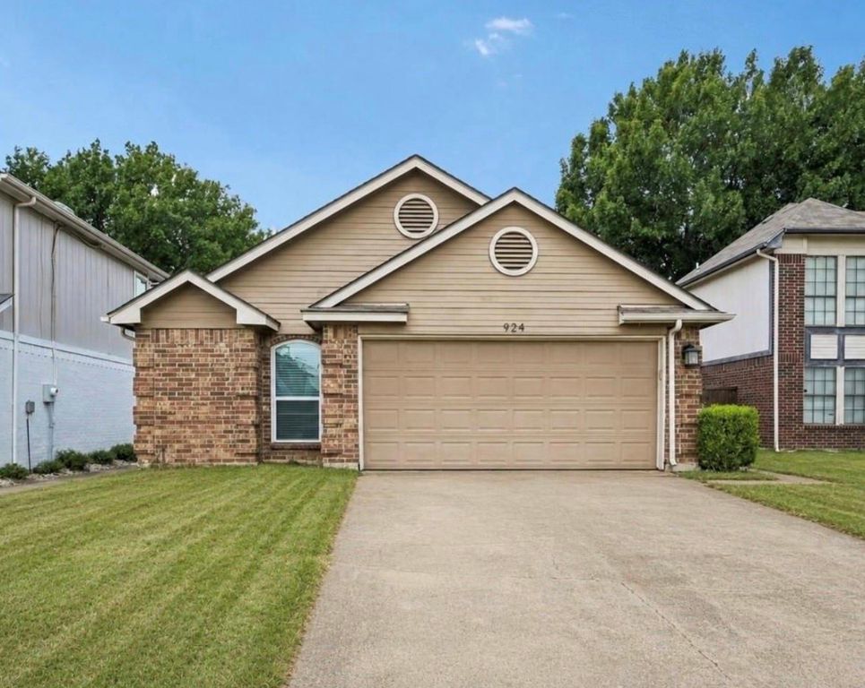 924 Ramblewood Drive, Lewisville, TX 75067