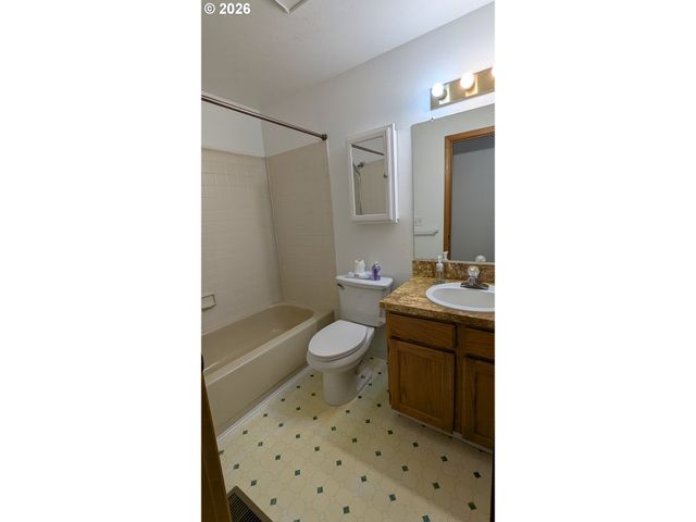 4040 Se WYNNWOOD Dr, Hillsboro, OR 97123