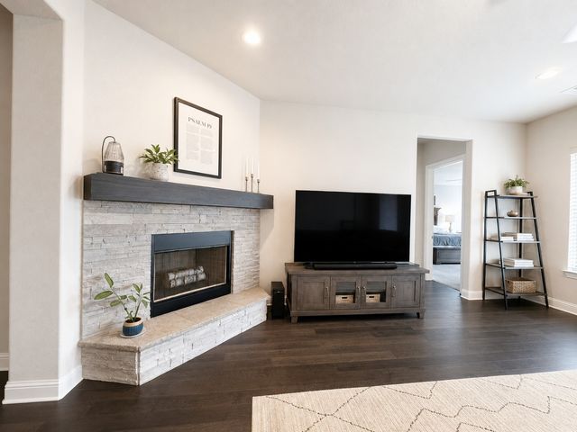 630 Roscoe Drive, Midlothian, TX 76065