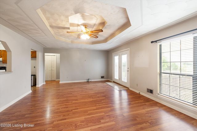 317 Centerview Dr, Shepherdsville, KY 40165