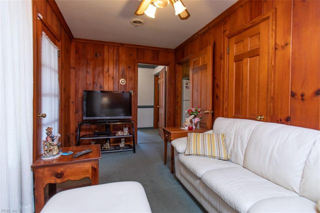 17 Walnut GRV, Newport News, VA 23606