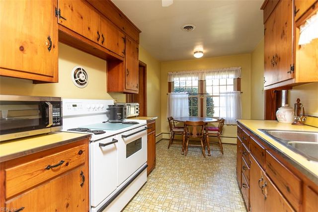 17 Walnut GRV, Newport News, VA 23606