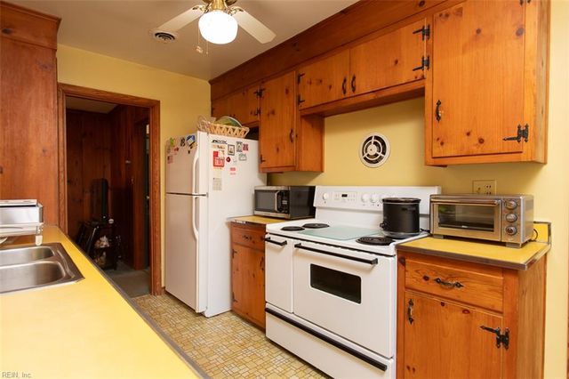 17 Walnut GRV, Newport News, VA 23606