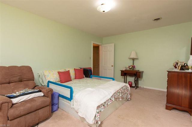 17 Walnut GRV, Newport News, VA 23606