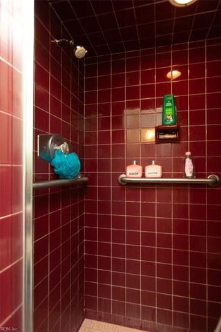 17 Walnut GRV, Newport News, VA 23606