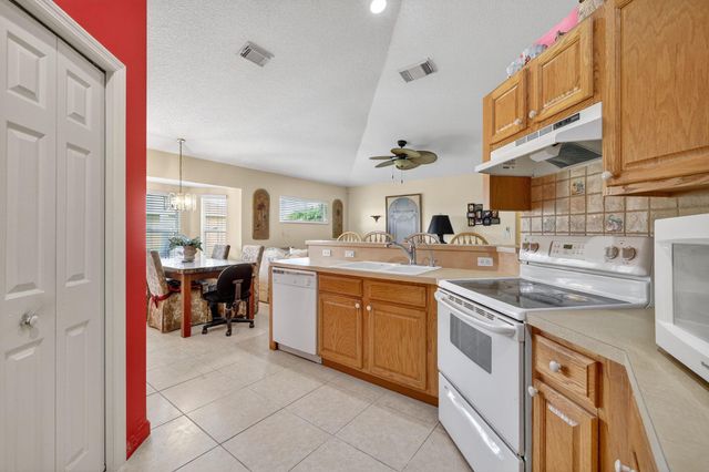 152 SW Hawthorne Circle, Port St Lucie, FL 34953