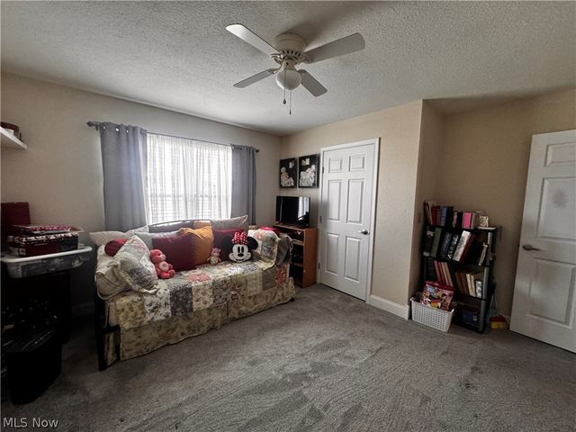 703 Oak Tree Lane, Belpre, OH 45714