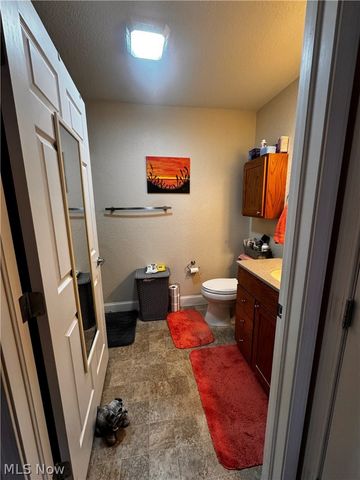 703 Oak Tree Lane, Belpre, OH 45714