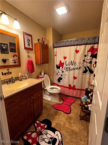 703 Oak Tree Lane, Belpre, OH 45714