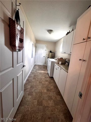 703 Oak Tree Lane, Belpre, OH 45714