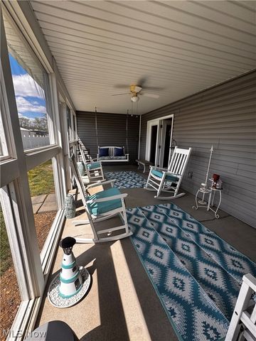 703 Oak Tree Lane, Belpre, OH 45714