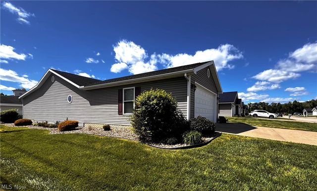 703 Oak Tree Lane, Belpre, OH 45714