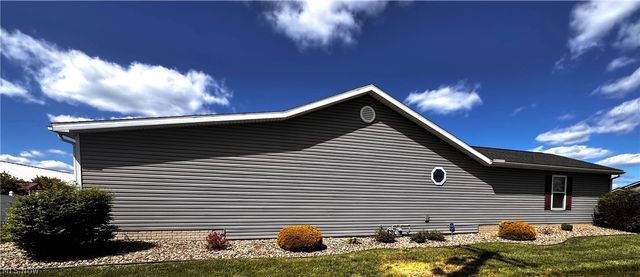 703 Oak Tree Lane, Belpre, OH 45714