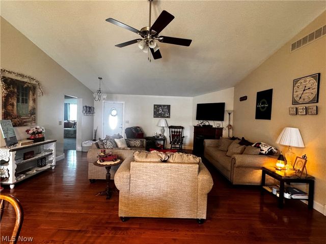 703 Oak Tree Lane, Belpre, OH 45714