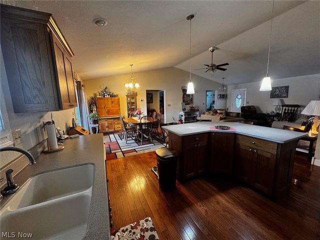 703 Oak Tree Lane, Belpre, OH 45714