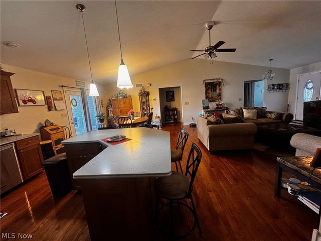 703 Oak Tree Lane, Belpre, OH 45714