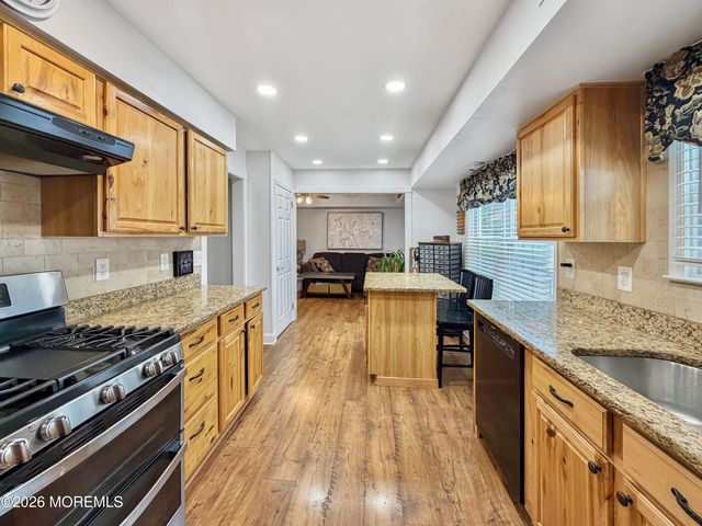 3 Moss Haven Way, Howell, NJ 07731