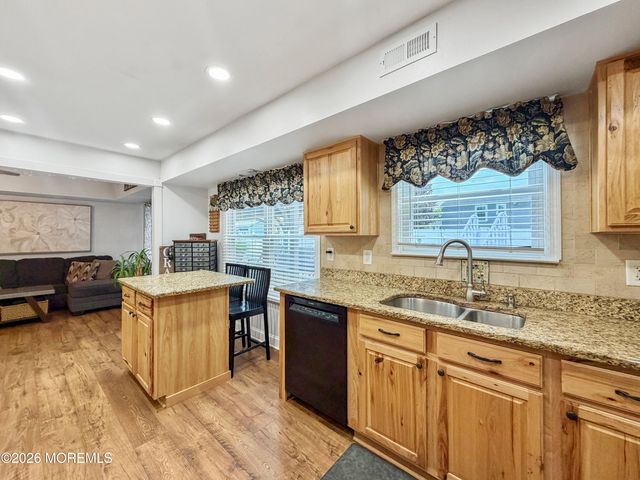 3 Moss Haven Way, Howell, NJ 07731