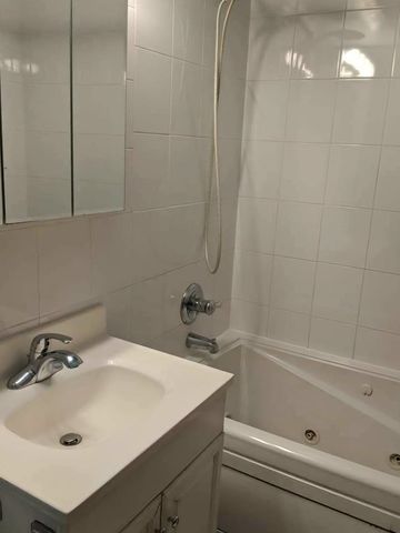 9709 Bianco Terrace E, Des Plaines, IL 60016