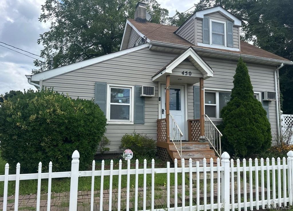 450 Great Neck Road, Copiague, NY 11726 — exterior