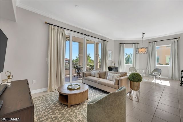 2738 Tiburon BLVD E 406, Naples, FL 34109