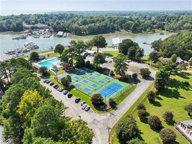 321 Maxwell LN, Newport News, VA 23606