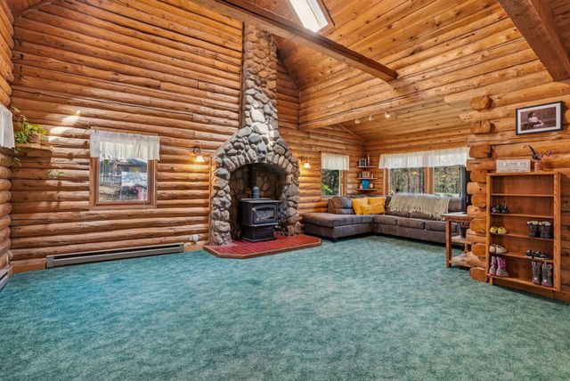 14816 W Maybob Rd, Nine Mile Falls, WA 99026