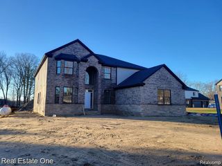 33 Paragon Drive, Troy, MI 48098