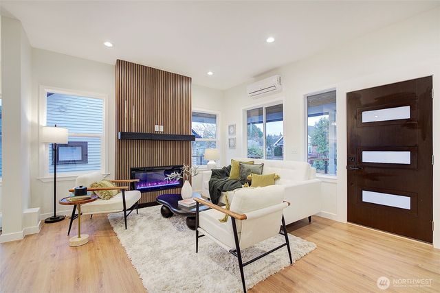 7008 Linden Avenue N, Seattle, WA 98103